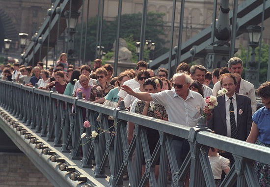 1992 – A Tégy az erőszak ellen menetben a Lánchídon (Szalay Zoltán felvétele)