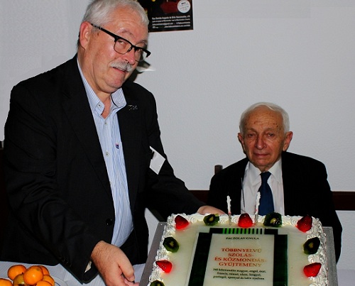 A szerző születésnapját és a könyvét köszöntő tortával