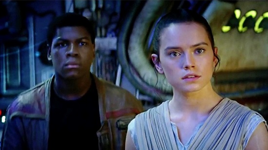 John Boyega (Finn) és Daisy Ridley (Rey)