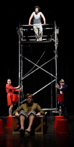 Érkezés Zenkalira (lent, ülve: Rábavölgyi Tamás, Thomas)