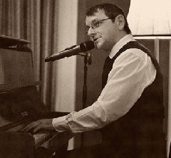 Fesztbaum-zongorázik-álló