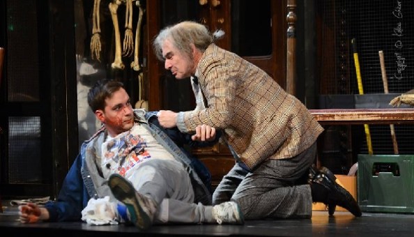 A kis lótifuti, Bobby (Mózes András) és a nem eléggé dörzsölt ócskás, Don (Szervét Tibor)