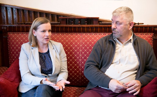 »Amikor végzős rendezőkkel beszélgetek a Színművészetin arról, hogy milyen darabot szeretnének rendezni, azt mondom, (...) fejtsék ki, hogy miért gondolják piacképesnek. (Gáspár Anna)«