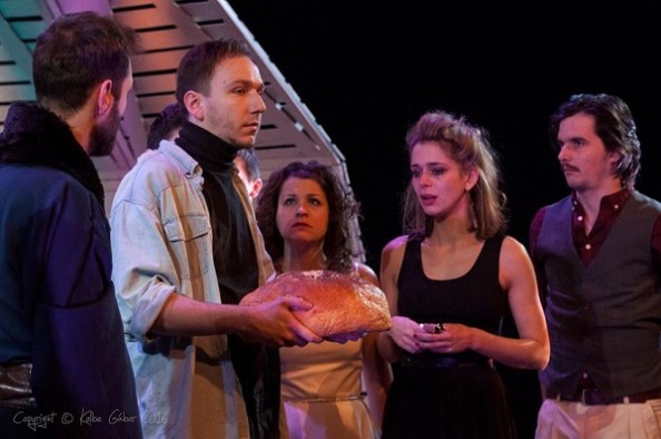 Mi legyen a haza kenyerével, ami... (Bal oldalt háttal a valódi Árpád vezér, Horváth Szabolcs, jobb szélen Etelközy Mátyás képviselő (ÉS színi direktor, Viktor Balázs)