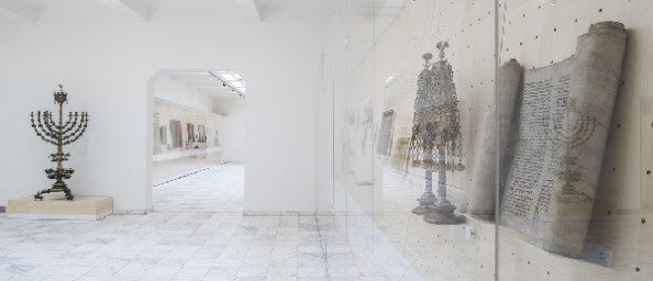 Kegytárgyak vezetnek be a múzeumi térbe (RD)