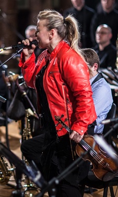 Szirtes Edina Mókus, az est zeneszerzője, szólistája, muzsikusa