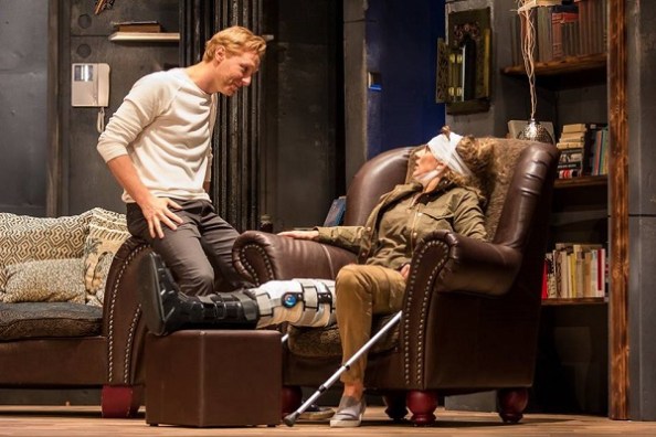 James (Bereczki Zoltán) és Sarah (Pokorny Lia)