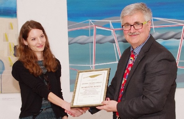 Horváth Ágnesnek a díjat Kiss Gábor, a Tinta Kiadó igazgatója adta át