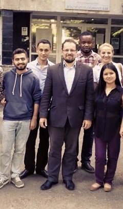 Tarrósy István néhány tanítványa társaságában. A nemzetközi tanulmányok szakos külföldi hallgatók a brit parlamenti vitát mint módszert tanulmányozták az EU-s kurzuson (2015)