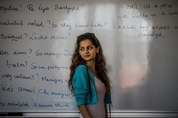 Kiss Nikolett a lovári nyelv órán (MTI Fotó, Balogh Zoltán)