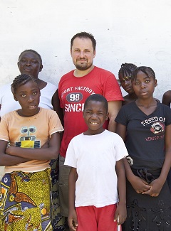 Saját fiaival (Iván és Áron) Leicesterben, és a kinshasai (Kongó) árvaház gyerekeivel (NyM)