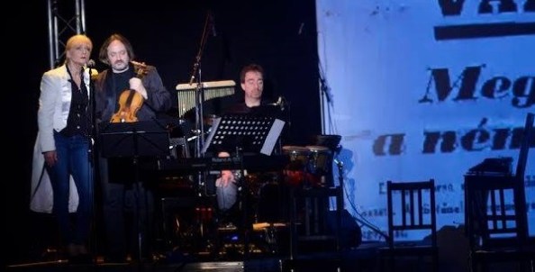 A kvintett tapintatosan a háttérben