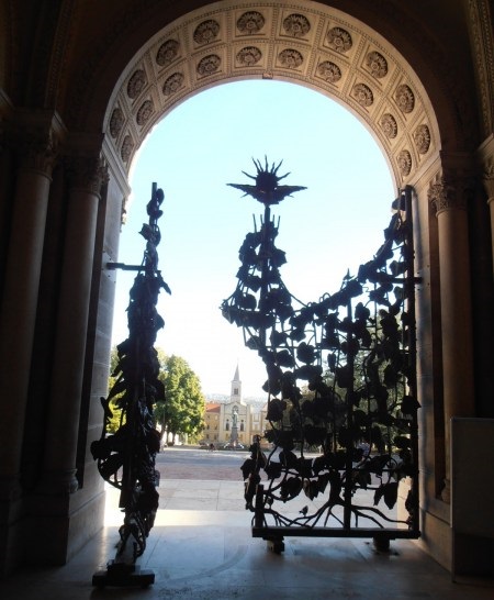 A pécsi székesegyház külső millenniumi díszkapuja (2000)