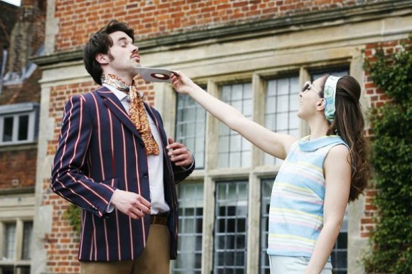 Szilvia (Aruhan Galieva) a bolondját járatja Valentinnal (Guy Hughes)