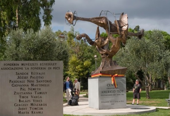 Tiszteletadás Amerigo Totnak (a közös munka résztvevői a mű talapzatán vannak feltüntetve)