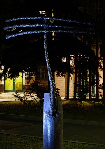 A pécsi Gyermekklinika kertjében helyére talált Mészáros-szobor