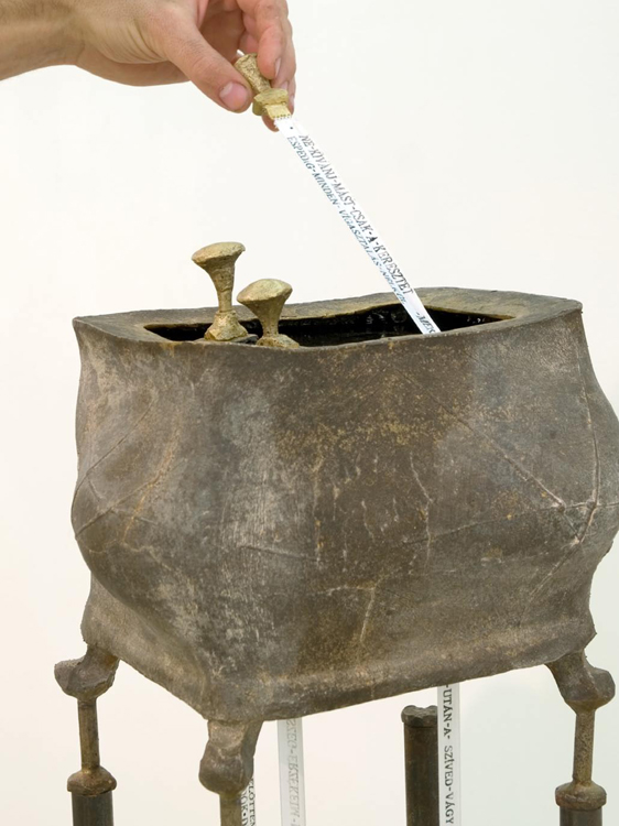 Numinózus III. – egészen más, 2009 (bronz, acél, szurok, szövet)