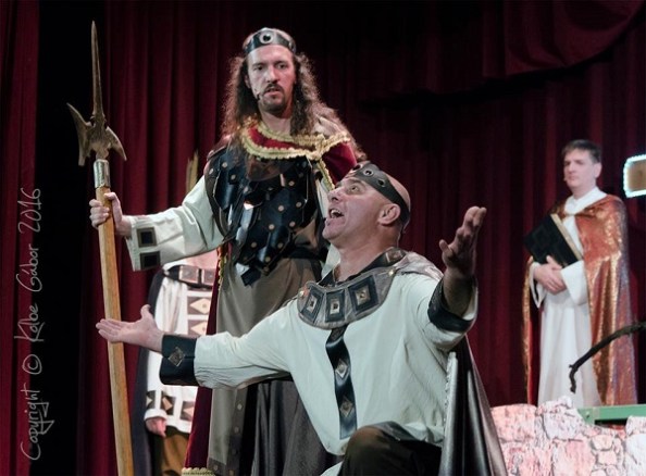 László (Bedőcs Imre) és Salamon (Sas Tibor)