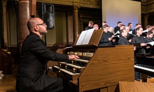 Nagy László Adrián kísért orgonán