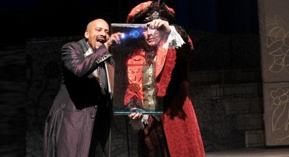 Manipuláció magas fokon: Ludovico (Kálid Artúr) és a király (Tóth László)