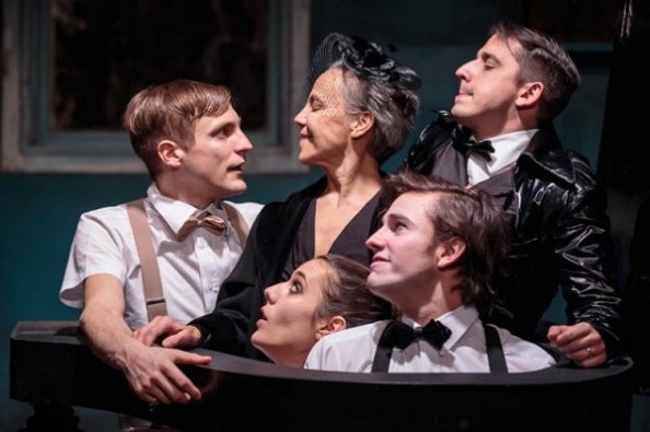 A nagymama (Szirtes Ági) összetartja a családot