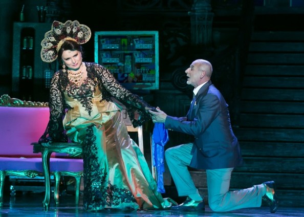 A szülők is összejönnek: Lizaveta (Kalocsai Zsuzsa), Lloyd (Dézsy Szabó Gábor)