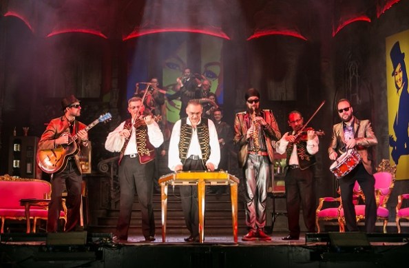 A két zenekar: prímás Ökrös Tibor, szaxofonos Bársony Bálint