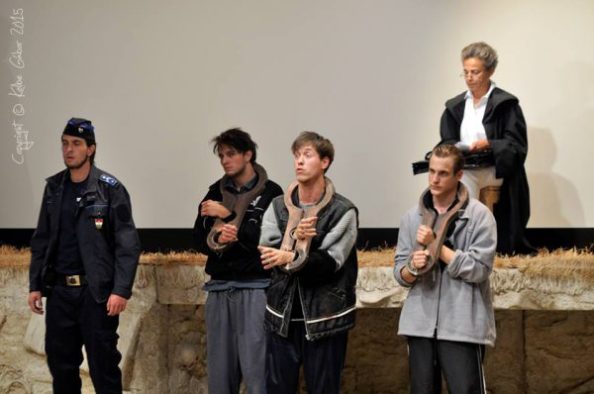 A bíróságon: Baki Dániel (Rendőr), Tasnádi Bence (Vádlott), Papp Endre (Tettes II), Dér Zsolt (Tettes I), Szirtes Ági (Bíró)