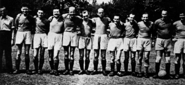Az Írószövetség futball csapata az 1950-es években (balról jobbra): Tamási Lajos, Sarkadi Imre, Komjáthy István, ismeretlen, Kormos István, Tamási Áron, Somogyi Tóth Sándor, Árvay Árpád, Földeák János, Benjámin László, Karinthy Ferenc