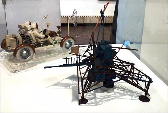 Kondor Béla: Holdkomp (1968) és a „Holdautó” 1:10 arányú makettje. Apolló-15 küldetés (1971)