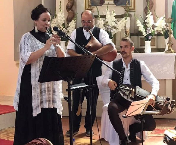 Sebestyén Márta Szabó Zoltán (duda), ifj. Szerényi Béla (tekerőlant)t)